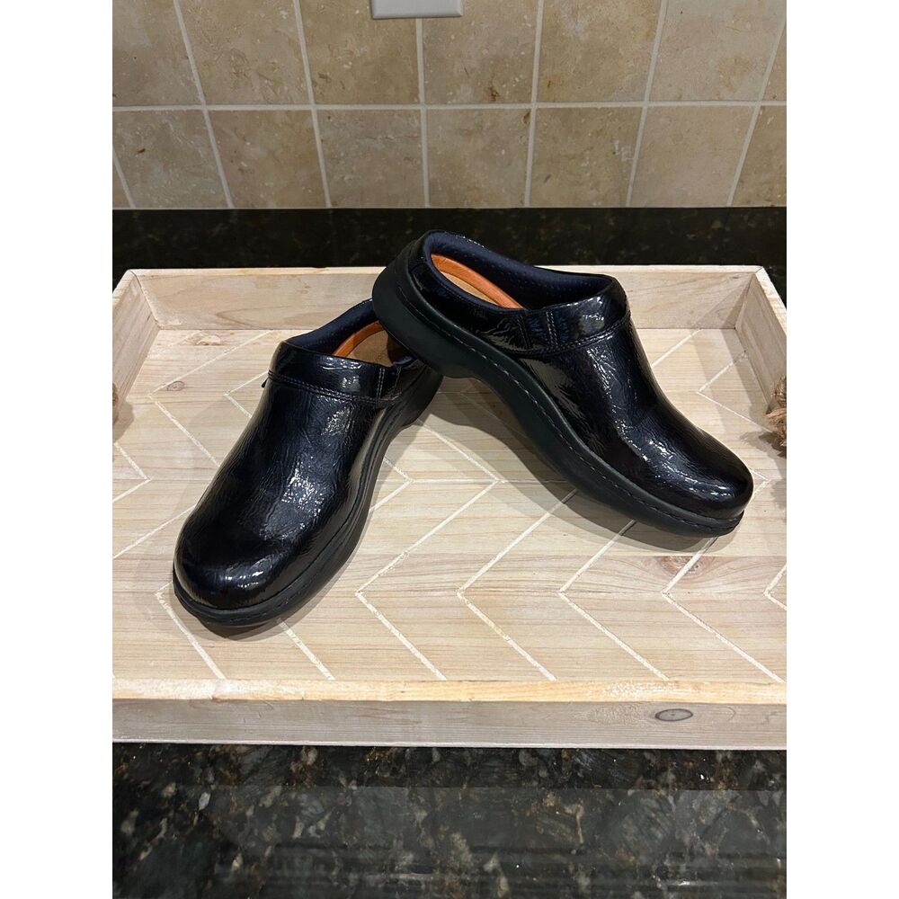 Clarks Pro Clogs Navy Blue Crinkle Patent Leather Slip Resistant Size 8 EUC